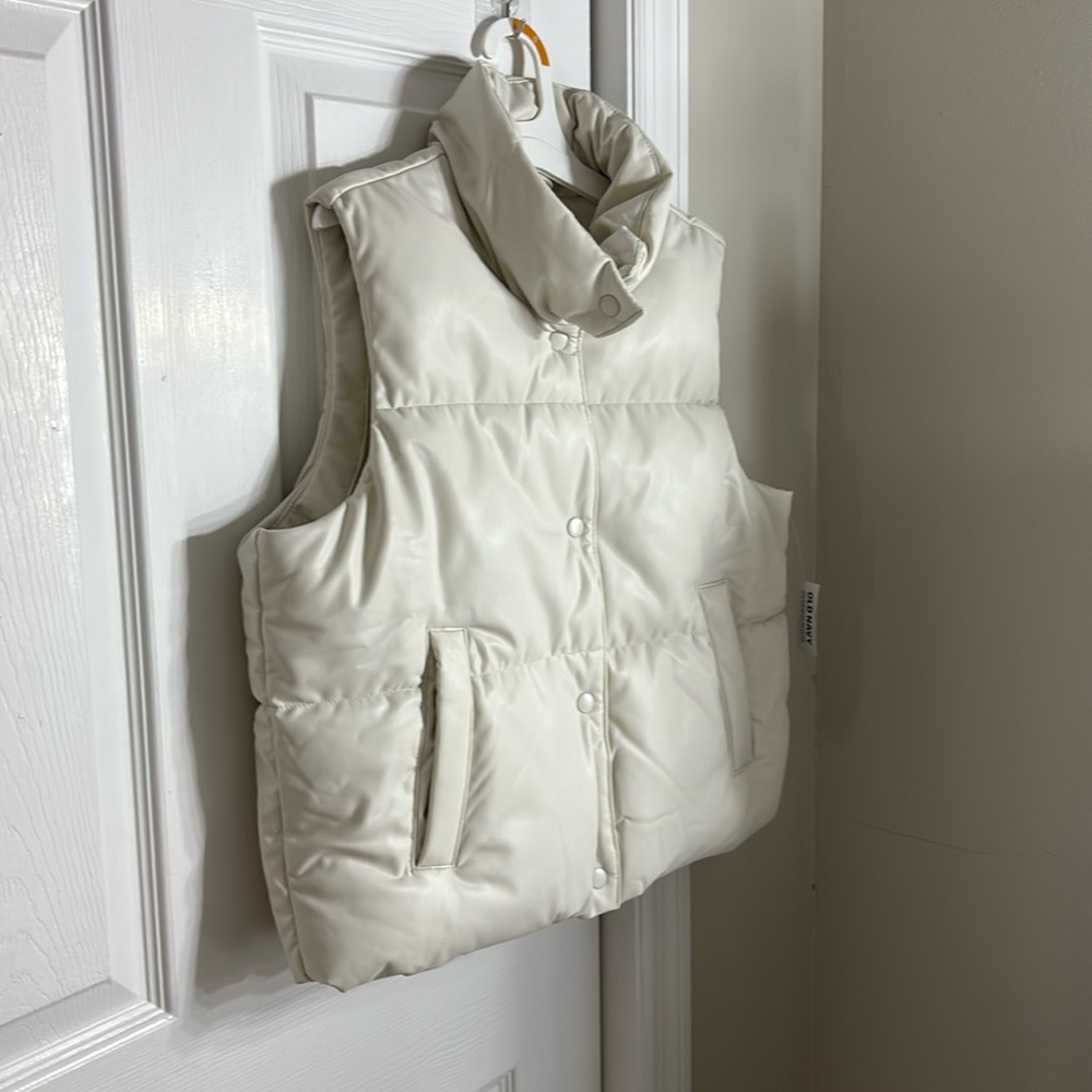 NWT women’s puffer vest